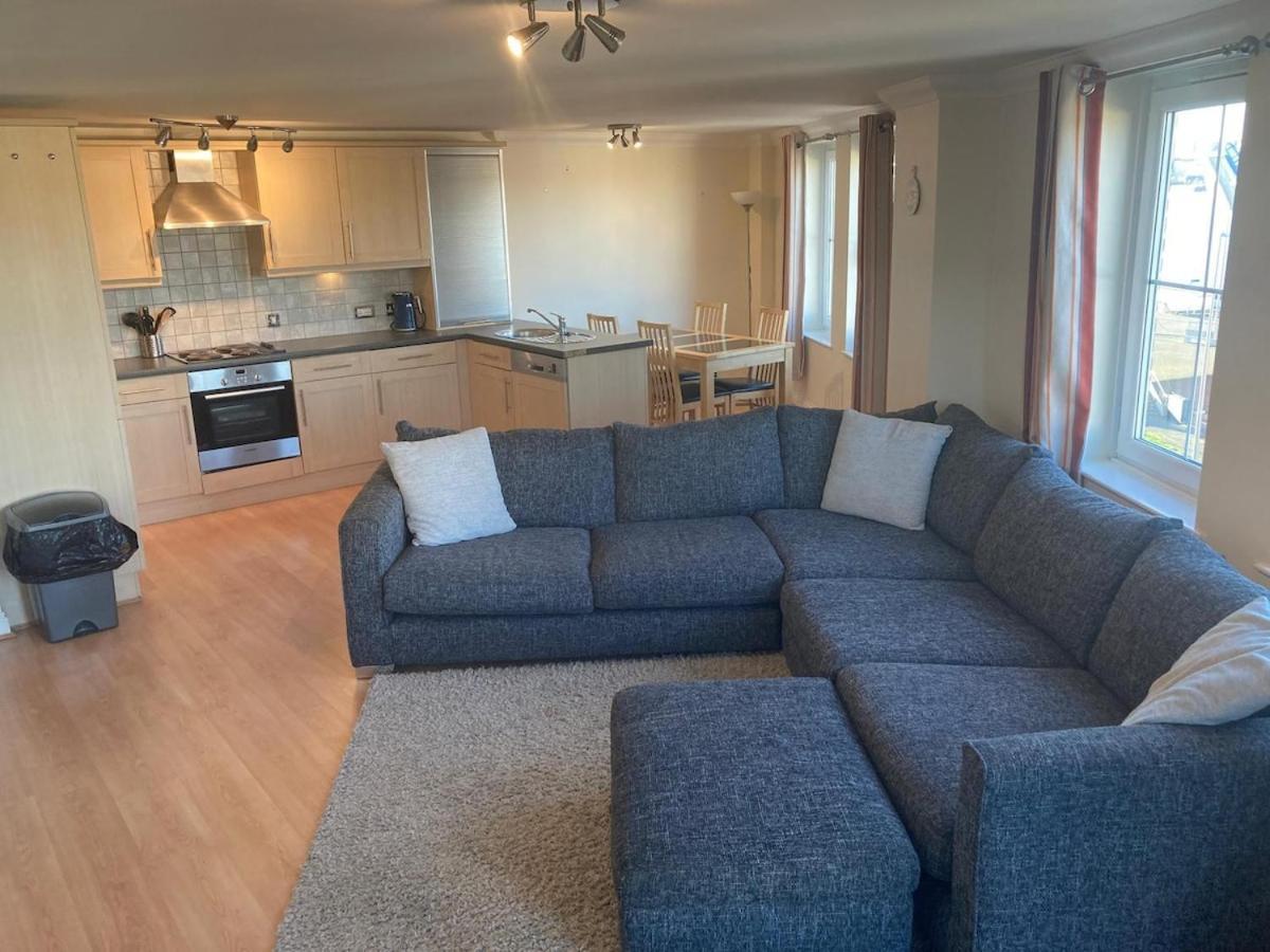 3 Bed Town Centre With 2 Parking Bays Apartment *